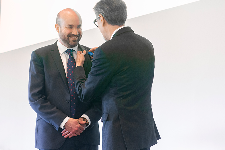 Xavier Quernin recevant l'ordre national du mérite des mains de Jean-Pierre Asvazadourian, ancien ambassadeur de France au Mexique