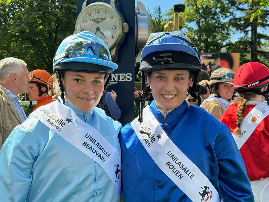 Margaux et Capucine prennent la pose dans leurs casaques