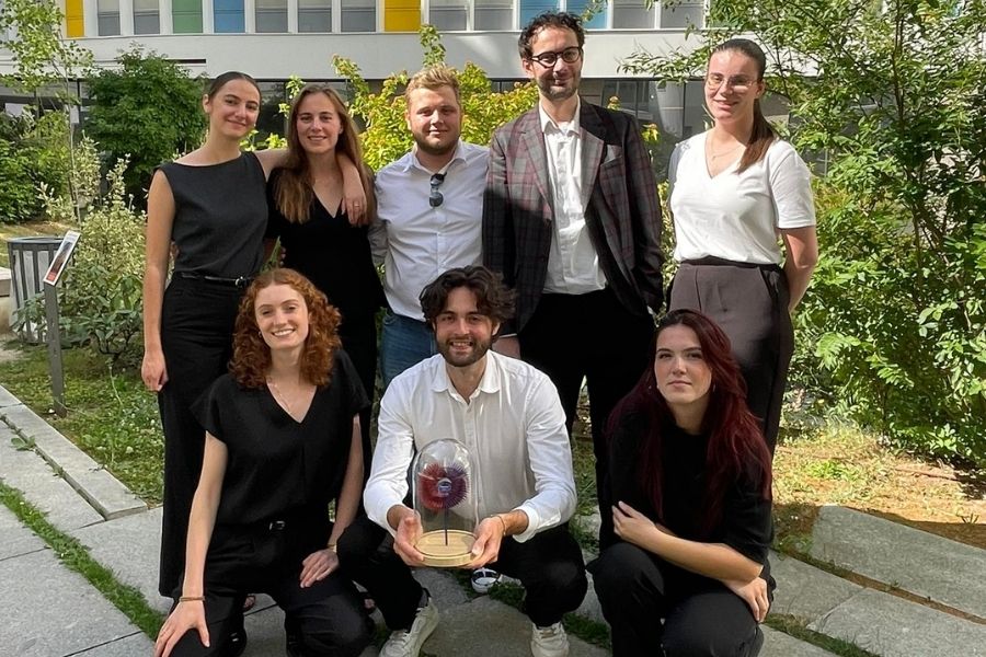 L'équipe lauréate du prix de l'Innovation du concours Butterfly 2025. Les 7 étudiants, membres de l'équipe, entourent Thomas Viveret, chargé de mission Développement durable à UniLaSalle et personne référente de l'équipe.