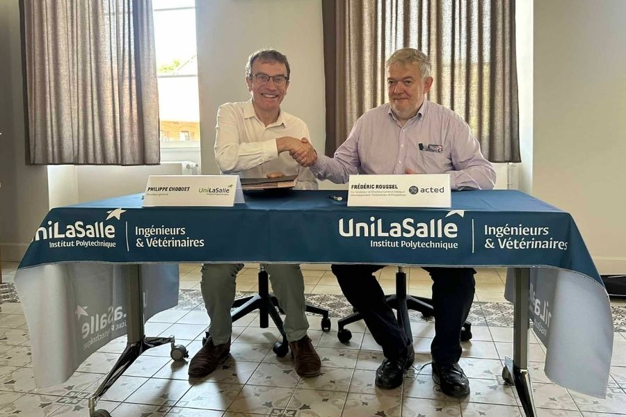 Poignée de main entre Philippe Choquet, directeur général d'UniLaSalle, et Frédéric Roussel, co-fondateur et directeur général délégué Développement, Partenariats et Prospective lors de la signature du partenariat entre UniLaSalle et Acted