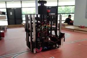 gros plan sur un robot dont on aperçoit les câbles électriques