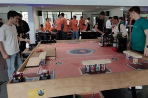 étudiants autour d'une grande table où évoluent des robots