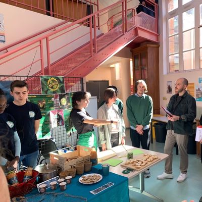 L'équipe Pest'Ouille présente son produit au jury lors du concours Innov'Alim School 2025