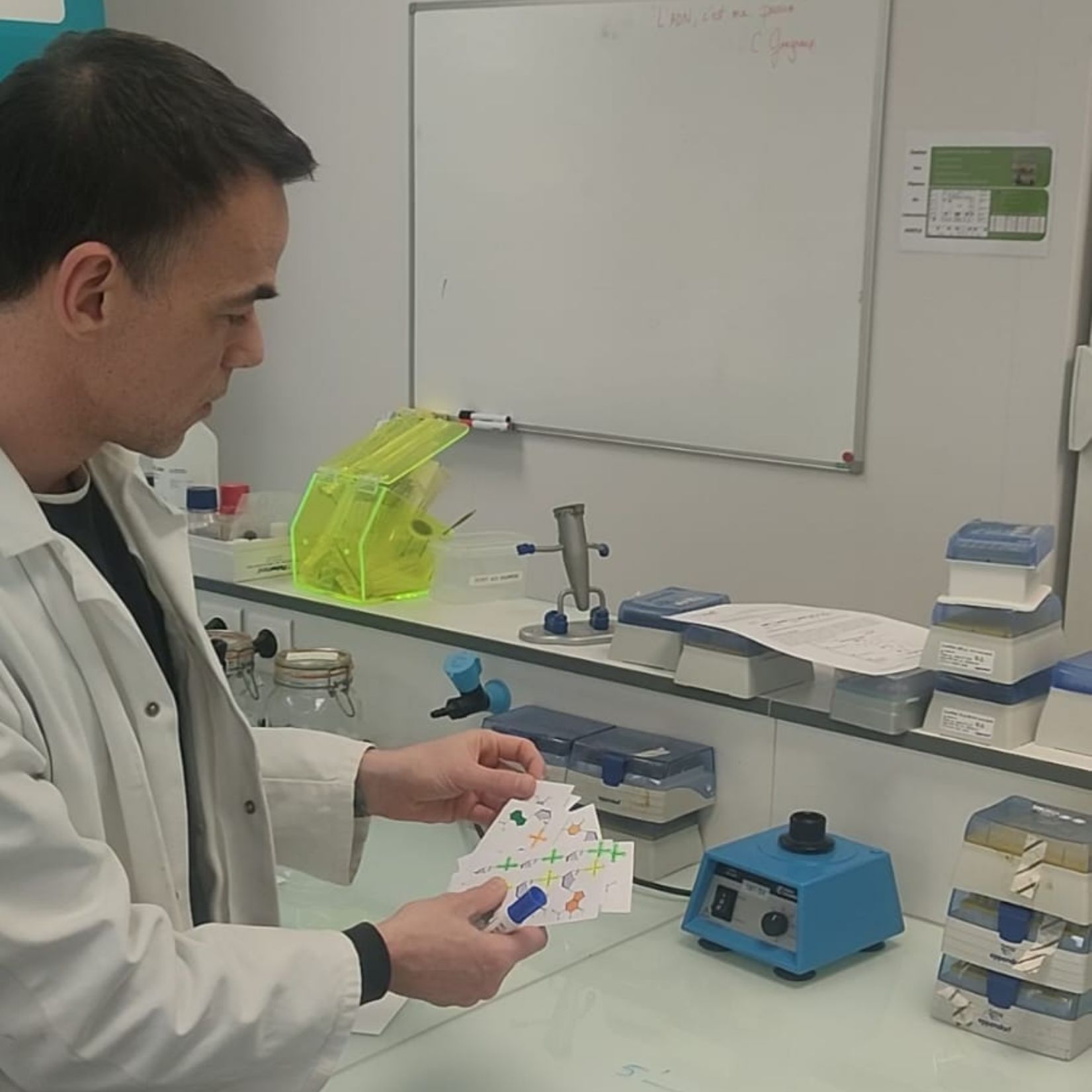 Enseignant en train d'expliquer le quiz, dans le laboratoire