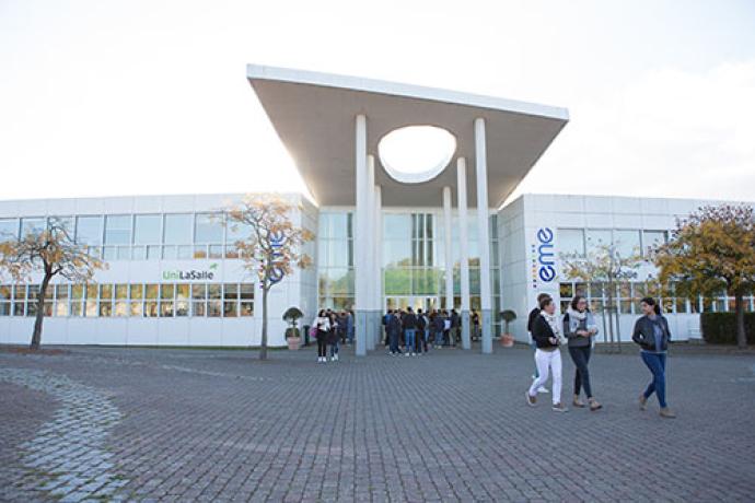 UniLaSalle campus de Rennes ecole des metiers de l environnement - etudiants sur le parvis